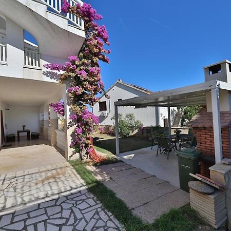 2 Bedroom Cozy Apartment In Marina Esterno foto