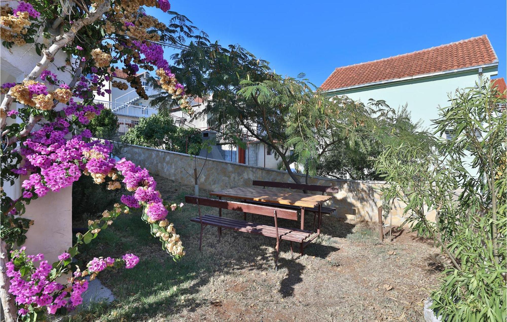 2 Bedroom Cozy Apartment In Marina Esterno foto
