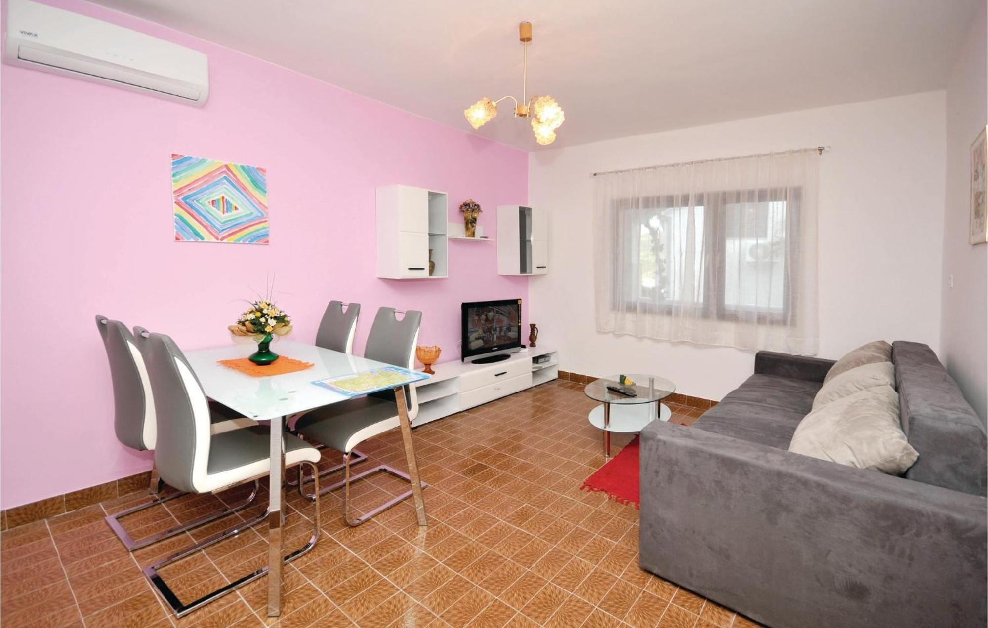 2 Bedroom Cozy Apartment In Marina Esterno foto