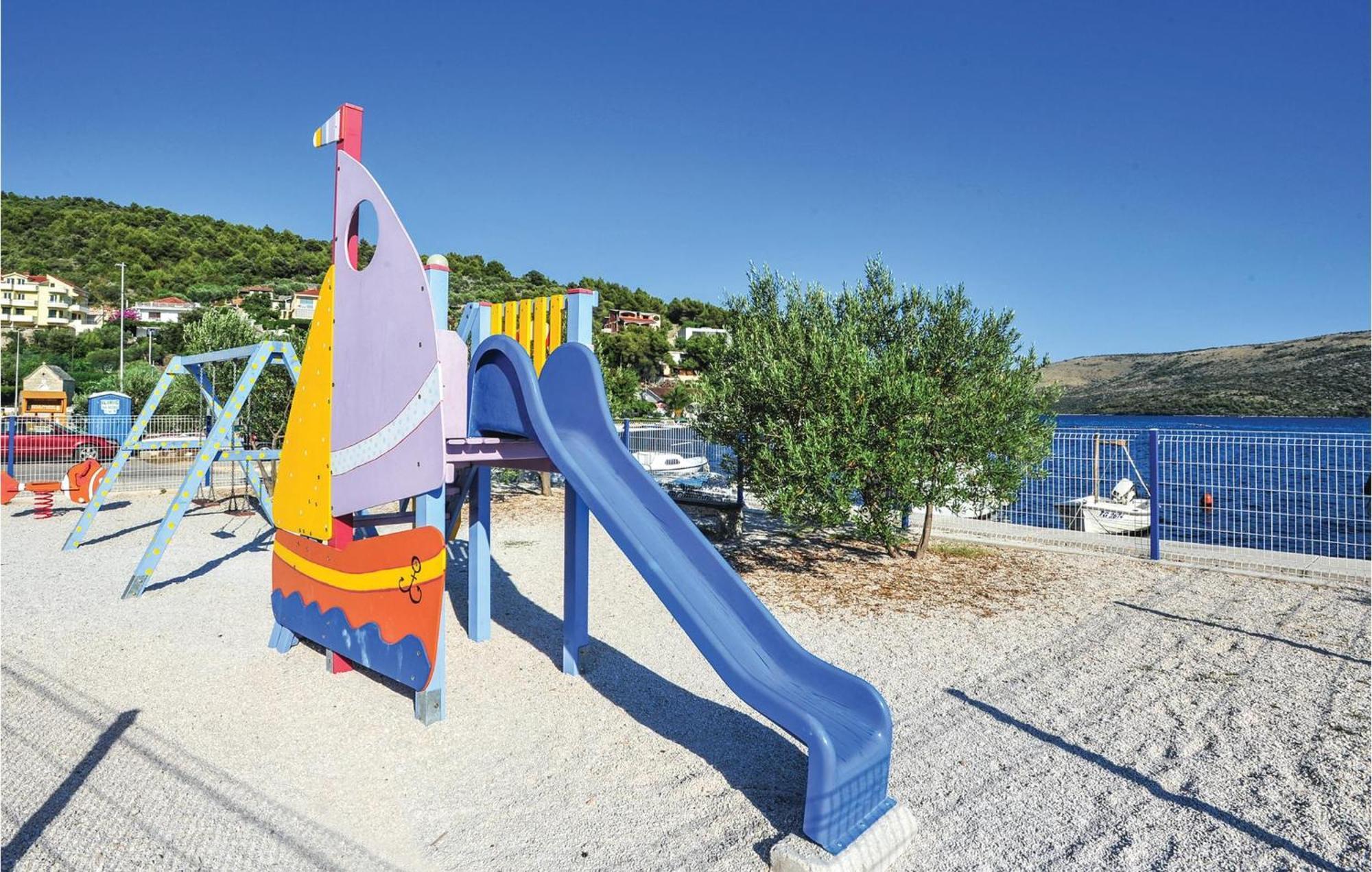 2 Bedroom Cozy Apartment In Marina Esterno foto