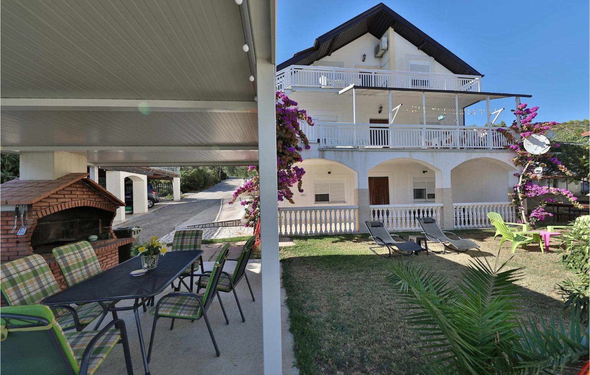 2 Bedroom Cozy Apartment In Marina Esterno foto