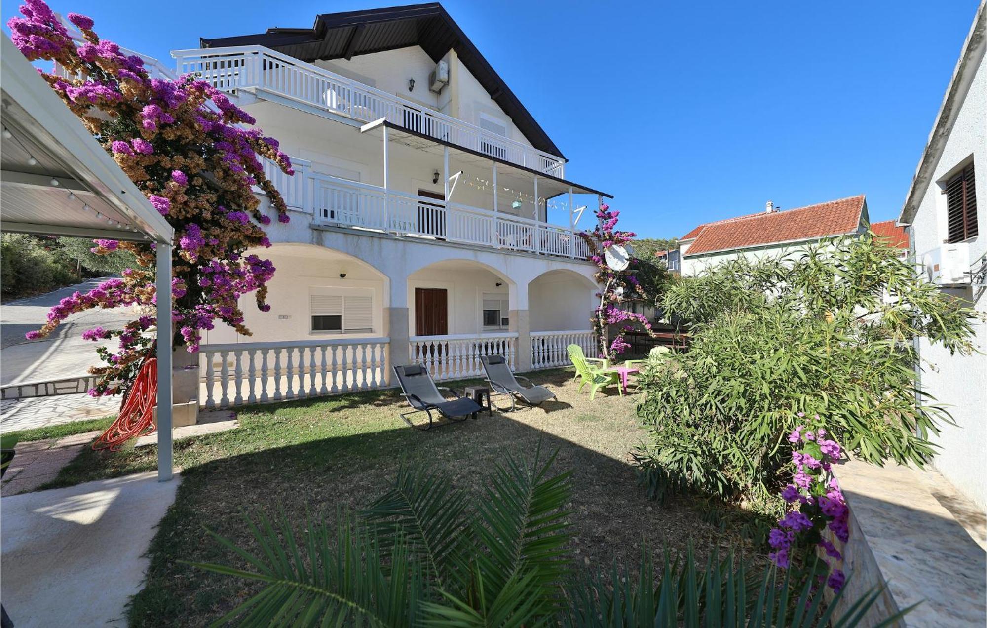2 Bedroom Cozy Apartment In Marina Esterno foto