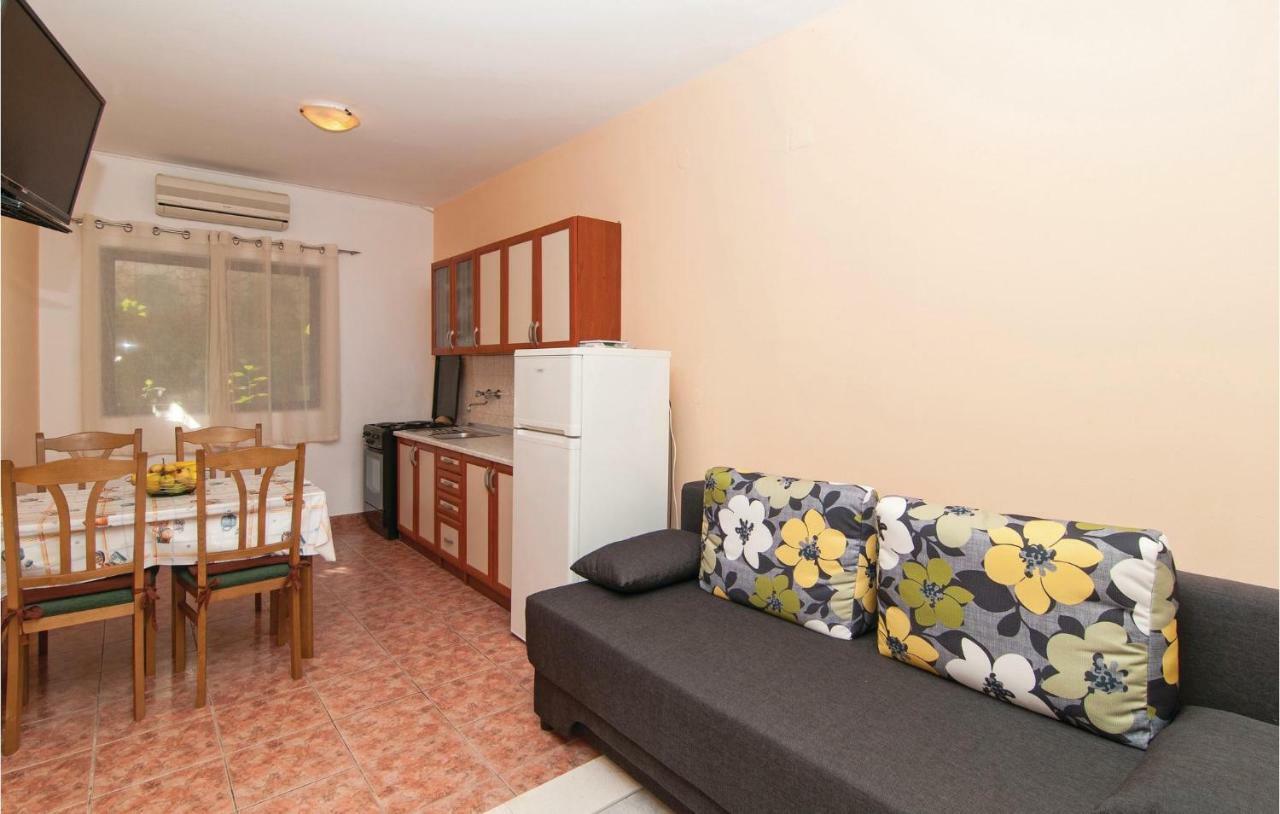 2 Bedroom Cozy Apartment In Marina Esterno foto